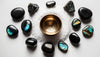 Pierres de protection énergétique maison : tourmaline noire, obsidienne et labradorite pour purifier et sécuriser votre espace de vie