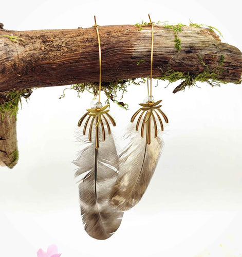 Boucles d'oreilles créoles en quartz et plume