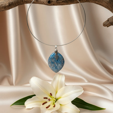 torque argenté et pierre bleu