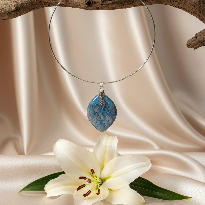 torque argenté et pierre bleu