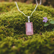 bijou en pierre de quartz rose