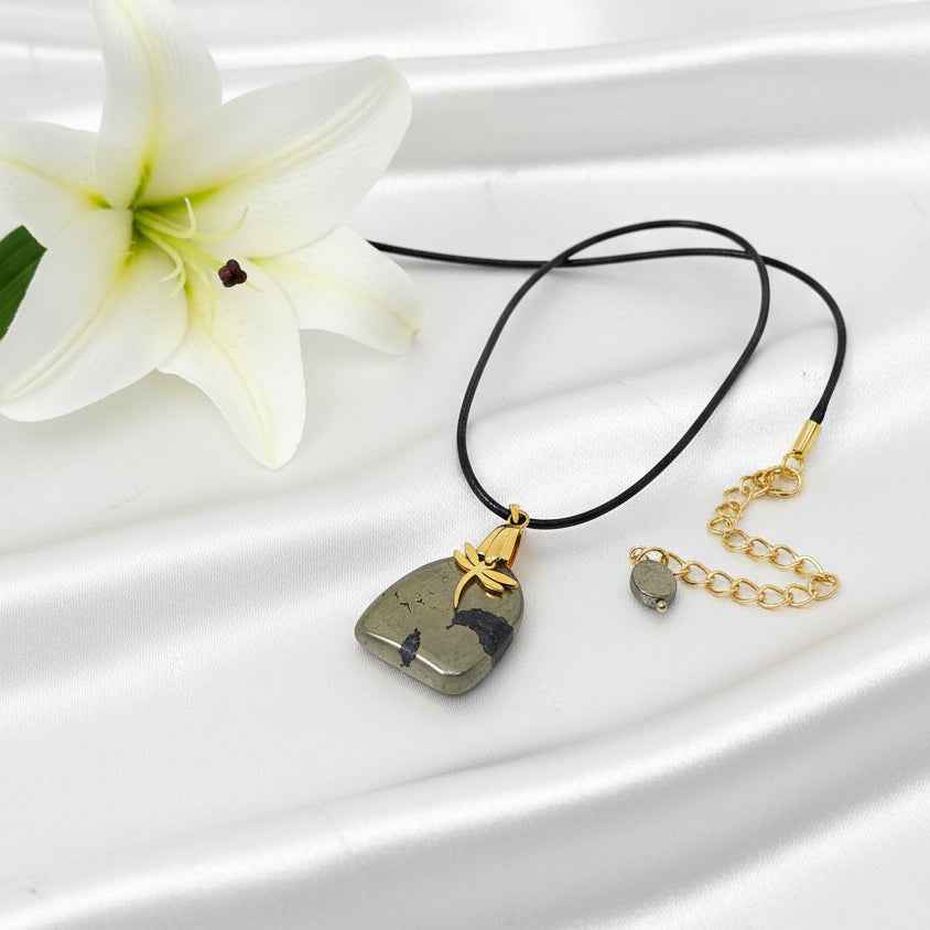 Collier doré en Pyrite sur chaine ou collier noir, au choix