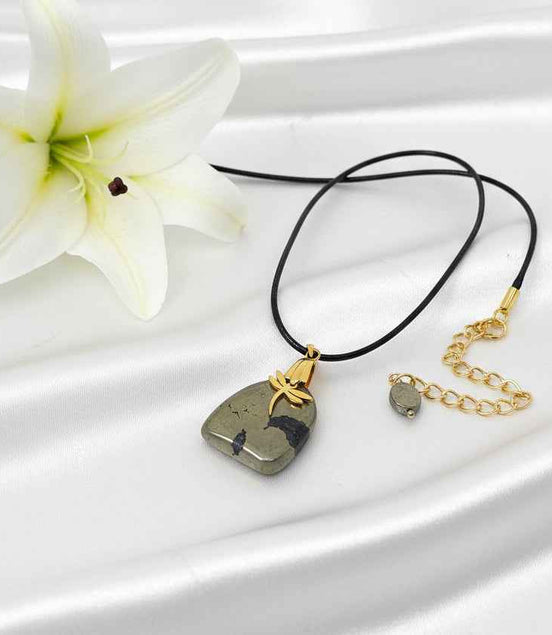 Collier doré en Pyrite sur chaine ou collier noir, au choix