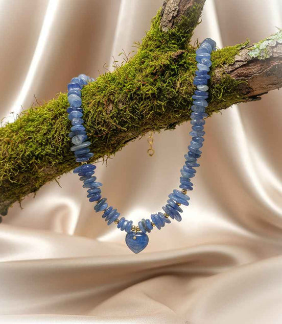Collier tour de cou en perle de cyanite avec coeur