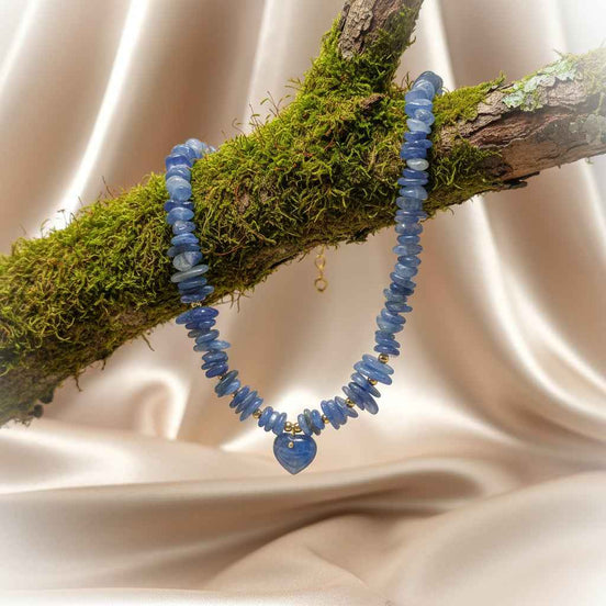 Collier tour de cou en perle de cyanite avec coeur
