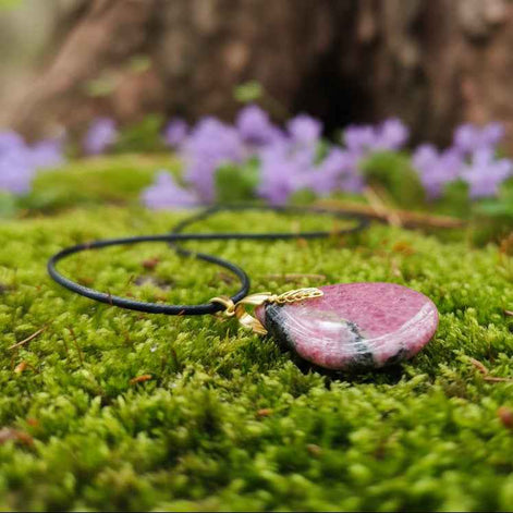 Collier et sa rhodonite extra, doré ou argenté, pierre au choix