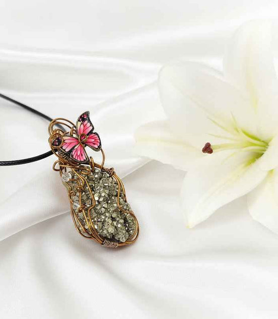 Collier et Pendentif en Pyrite sertie et papillon