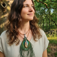 Collier chaman en labradorite, cuir naturel et plume de paon