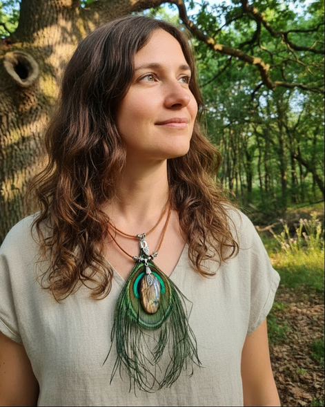 Collier chaman en labradorite, cuir naturel et plume de paon