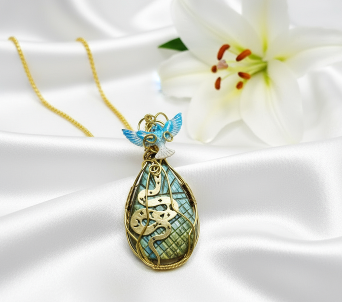 Sautoir doré et labradorite, sertie de cuivre, serpent et phénix.