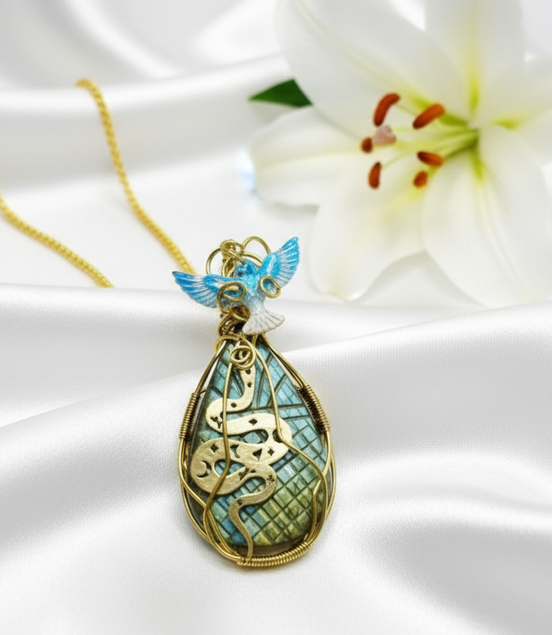 Sautoir doré et labradorite, sertie de cuivre, serpent et phénix.
