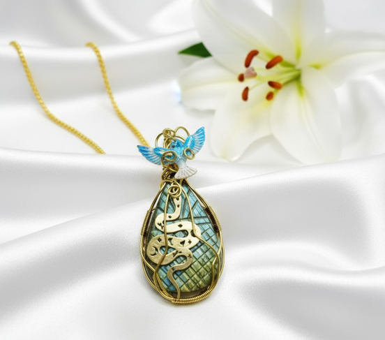 Sautoir doré et labradorite, sertie de cuivre, serpent et phénix.