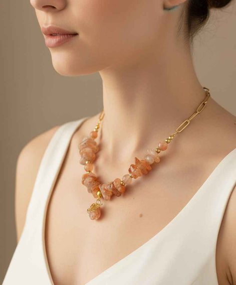 Collier chaine doré et chips Pierre de soleil, original, fait mains