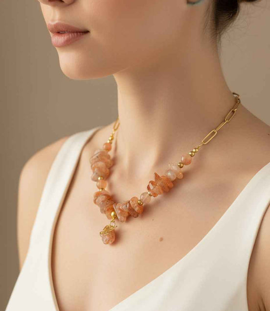 Collier chaine doré et chips Pierre de soleil, original, fait mains