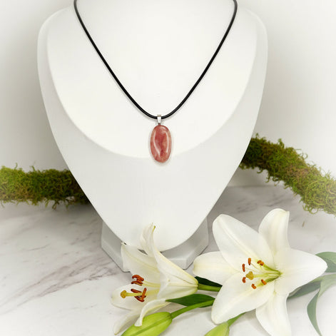 collier noir et  rhodochrosite