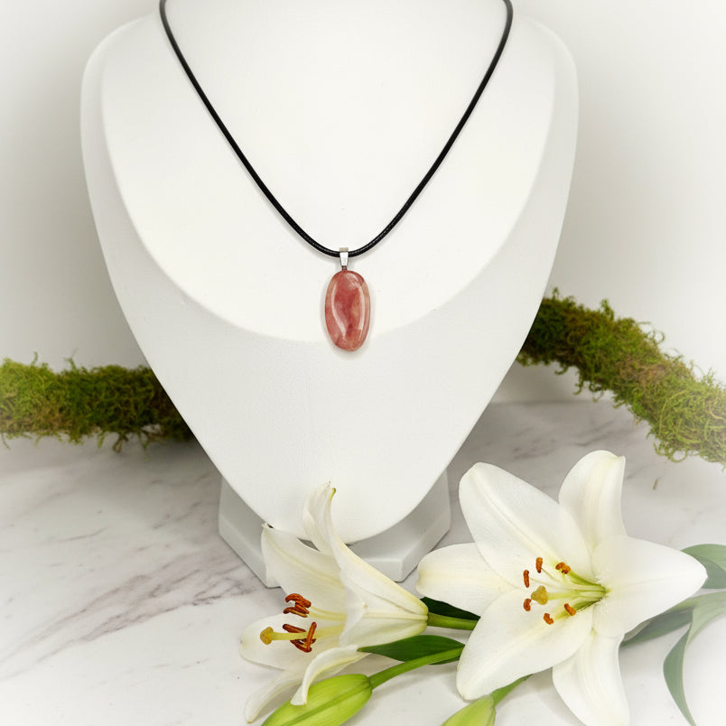 collier noir et  rhodochrosite