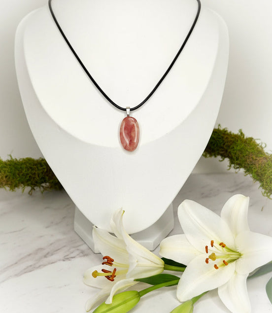 collier noir et  rhodochrosite