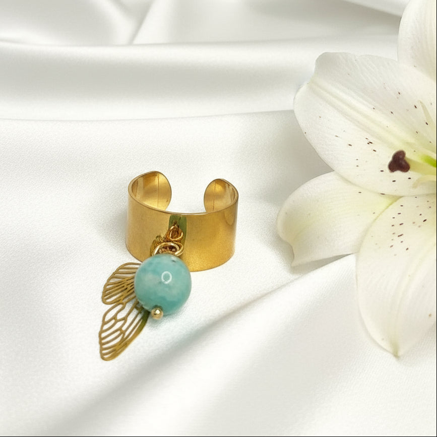 bague doré et amazonite
