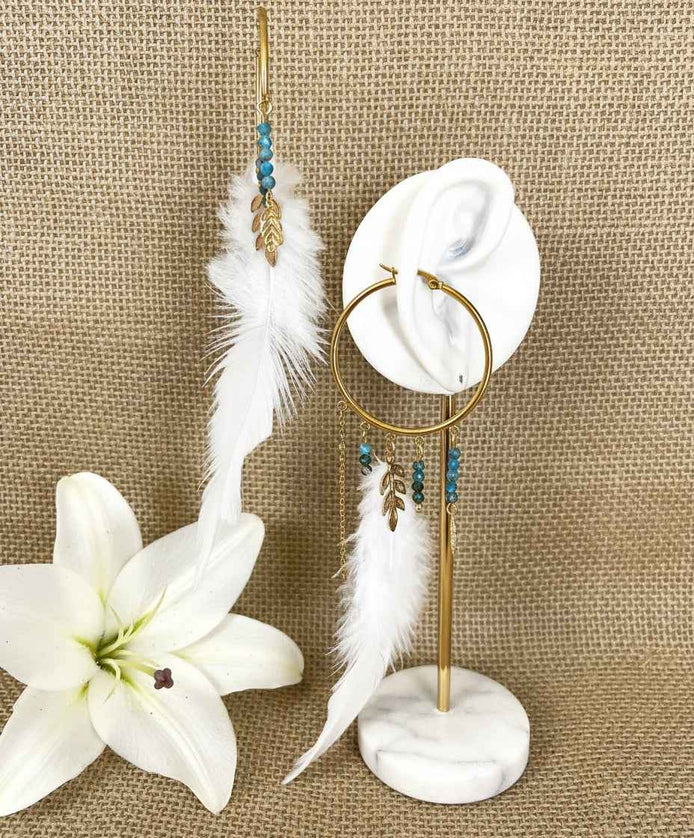 Boucles d'oreilles Enchantée, apatite, plume blanche, dorée