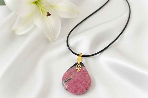 Collier et sa rhodonite extra, doré ou argenté, pierre au choix