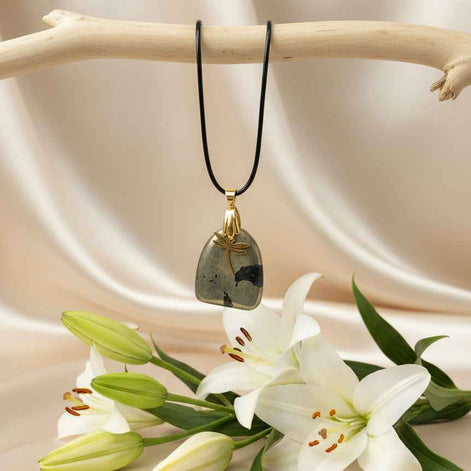 Collier doré en Pyrite sur chaine ou collier noir, au choix