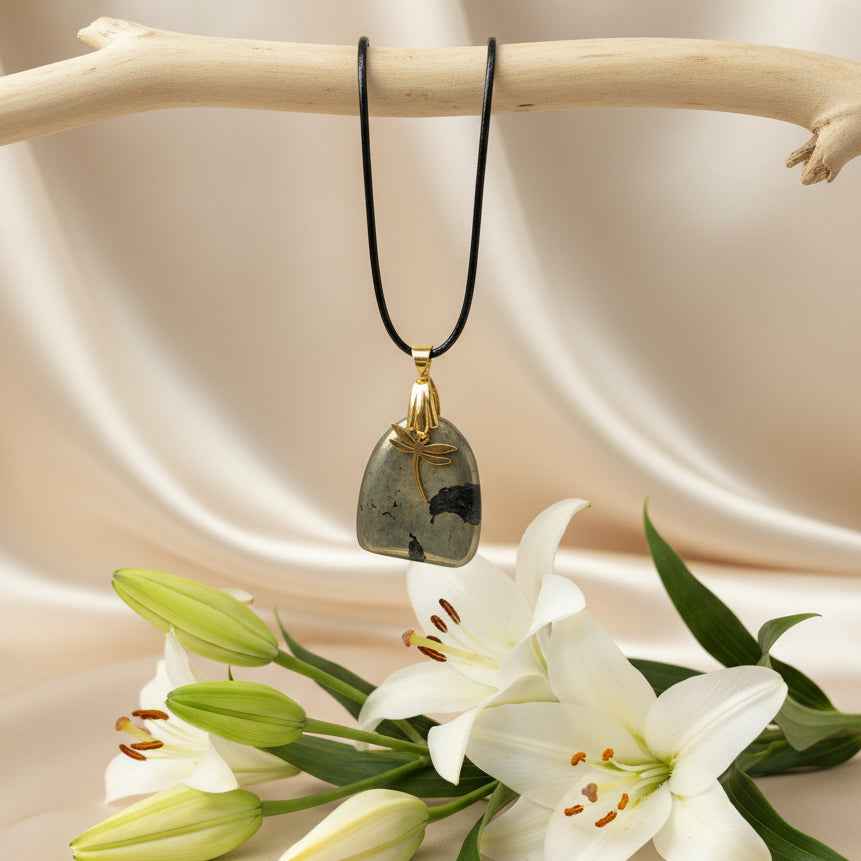 Collier doré en Pyrite sur chaine ou collier noir, au choix