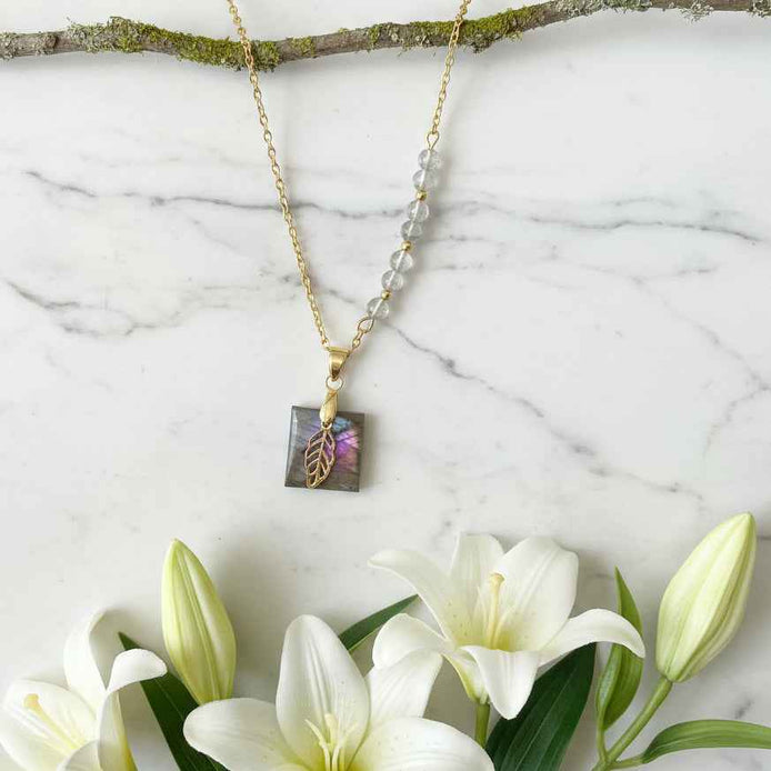 Collier doré en labradorite violette et perles fines