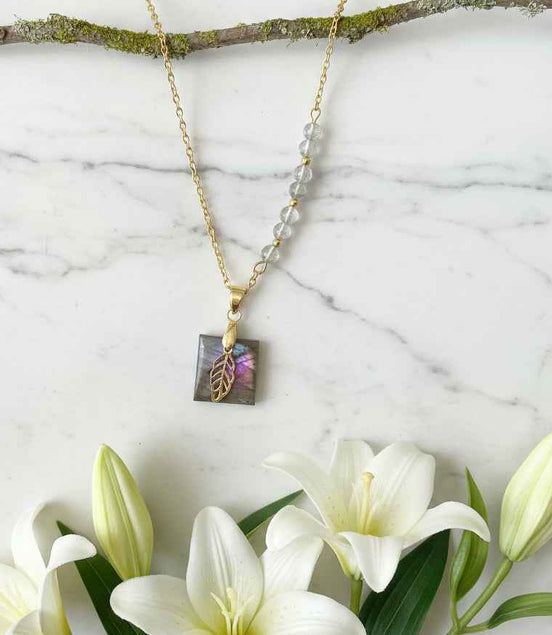 Collier doré en labradorite violette et perles fines