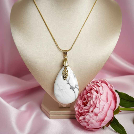 Collier doré et Howlite, Métatron ou feuille