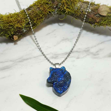 Collier argenté en labradorite loup sculpté