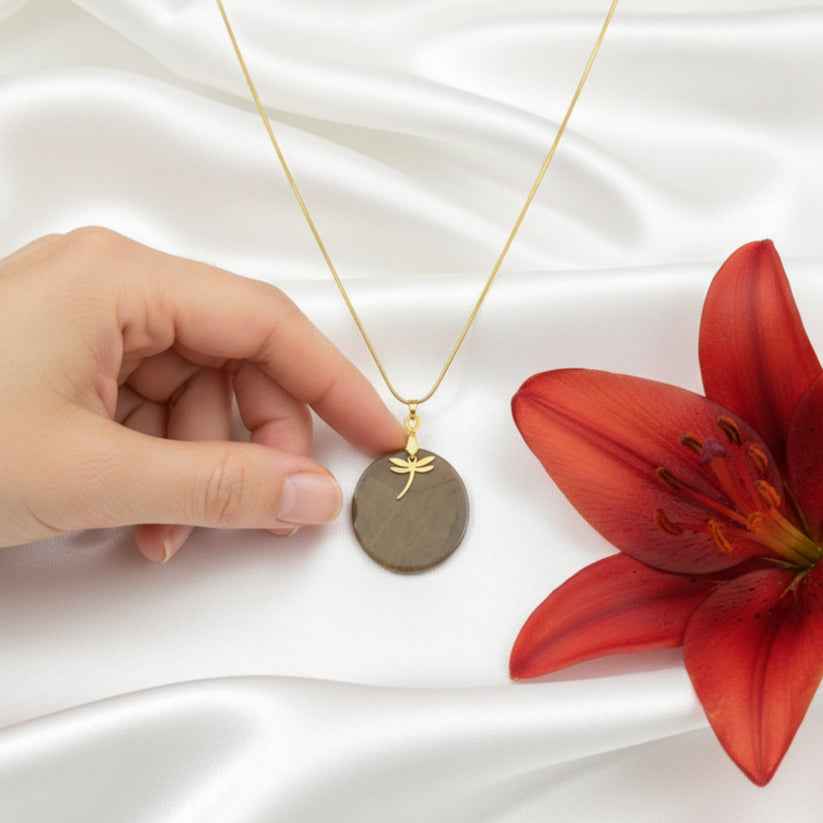 Collier doré et Jaspe brune