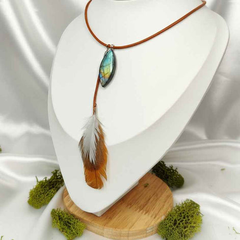 Collier chaman en labradorite cuir naturel et plume sacré