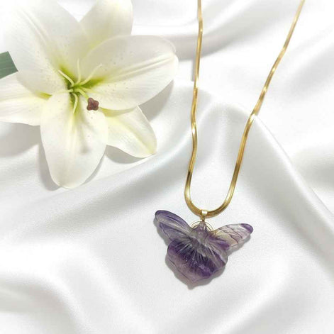 Collier doré Fée en fluorite arc en ciel sculptée