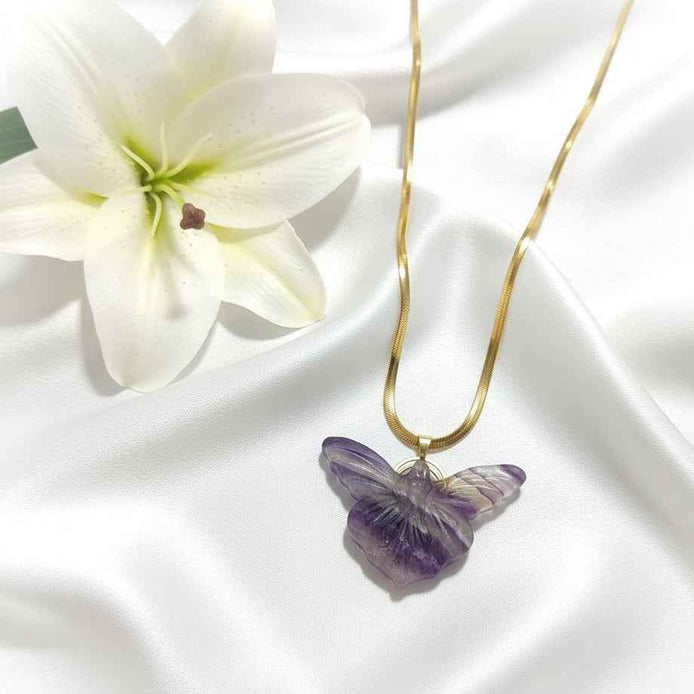 Collier doré Fée en fluorite arc en ciel sculptée