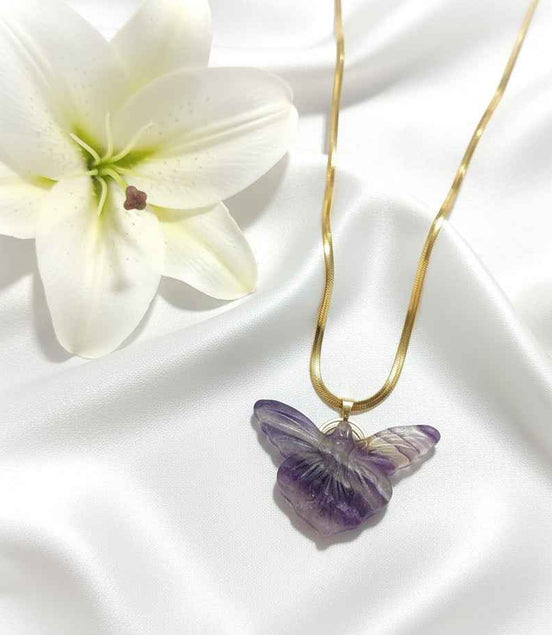 Collier doré Fée en fluorite arc en ciel sculptée