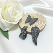 Collier, Pendentif en Hématite, croix, aigle, papillon, chat, phénix, encre