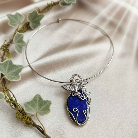 Torque Isis argenté en lapis lazuli extra sertie de cuivre