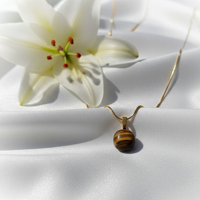 chaine fine et oeil de tigre doré