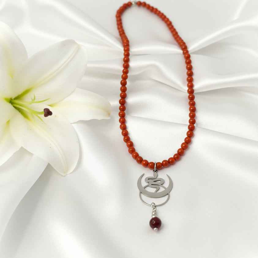 Collier en jaspe rouge, Vitalité & Ancrage, déesse ou serpent