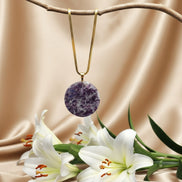 collier chaine doré et grosse pierre lépidolite