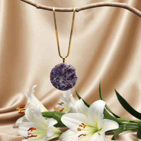 collier chaine doré et grosse pierre lépidolite