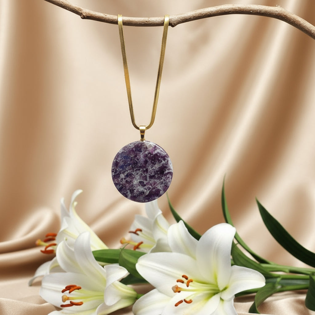 collier chaine doré et grosse pierre lépidolite