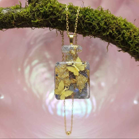 Collier doré papillon en labradorite, orgonite, pièce unique