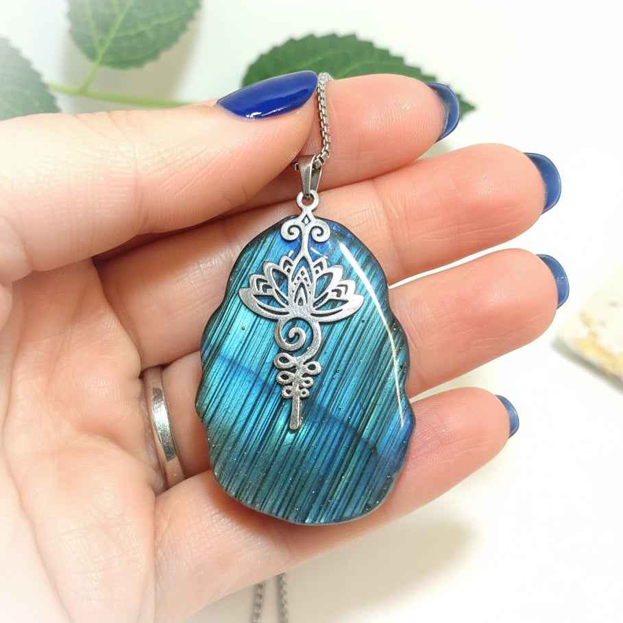 Collier Ganesh en labradorite bleu, argenté ou doré