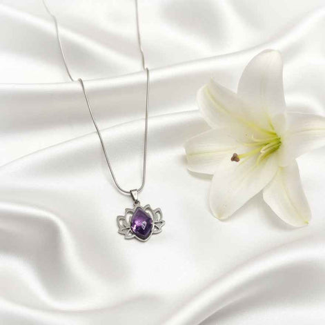 Collier lotus argenté et améthyste