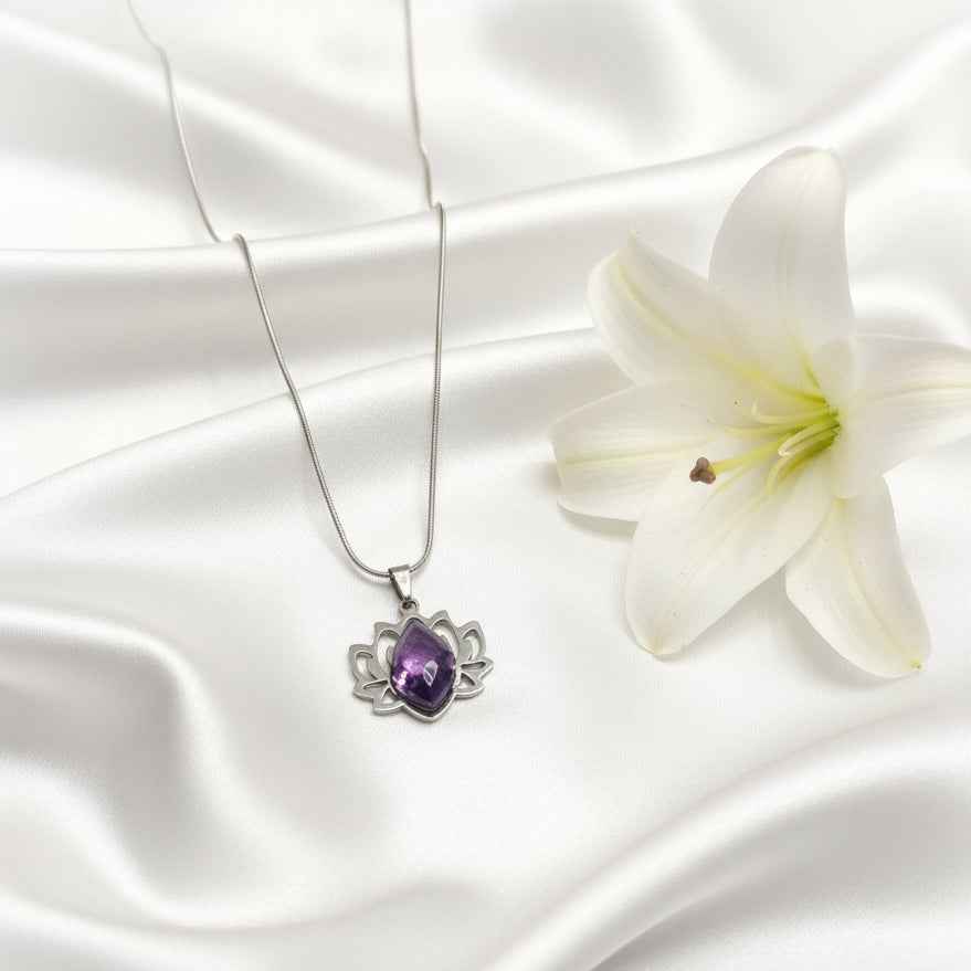 Collier lotus argenté et améthyste