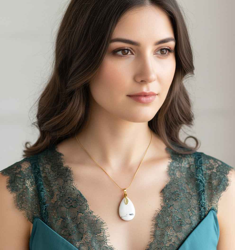 Collier doré et Howlite, Métatron ou feuille