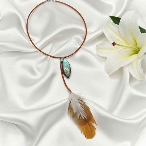 Collier chaman en labradorite cuir naturel et plume sacré
