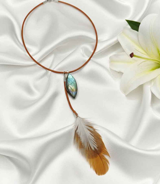 Collier chaman en labradorite cuir naturel et plume sacré