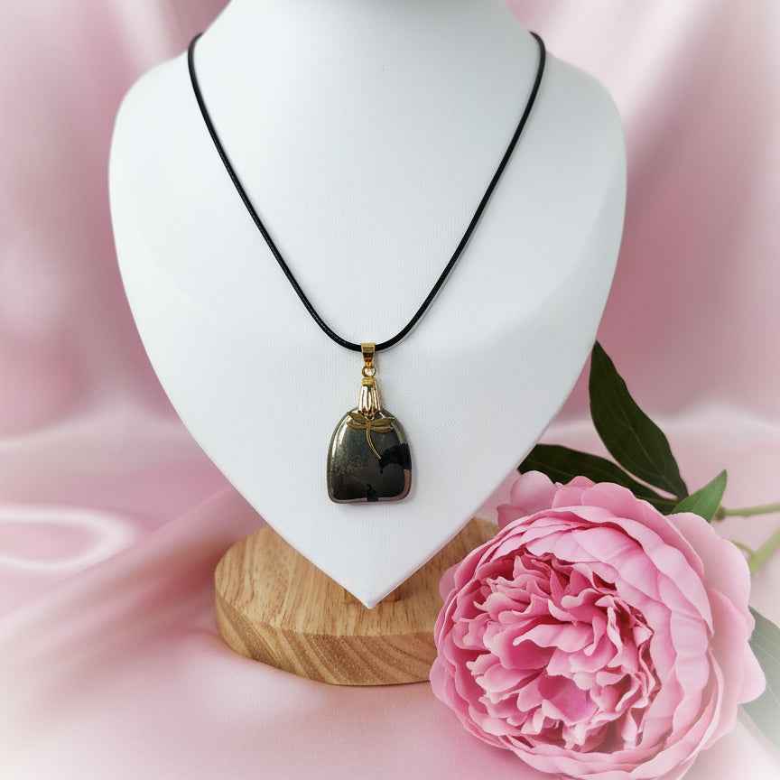 Collier doré en Pyrite sur chaine ou collier noir, au choix